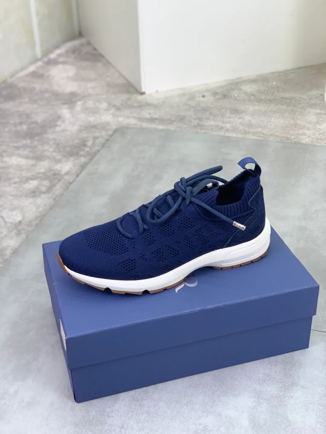 Men's men's shoes P400 new Dior Tech sneakers 2026 early spring series new products, with fashionable details, highlighting retro aesthetics. The fly-knit upper is spliced ​​with the sides of apricot transparent mesh fabric, and the leading edge of the upper window is laminated with high-frequency flat ironing and counter-pressure. The original craftsmanship is beautiful, comfortable and does not fall off. The interior is made of tonal sheep lining, which is soft and comfortable. The heel and tongue are embellished with the Paris logo. The textured TPU soles with the same tonal logo add to the high-end style.  Code number: 38-45 (46 customized)